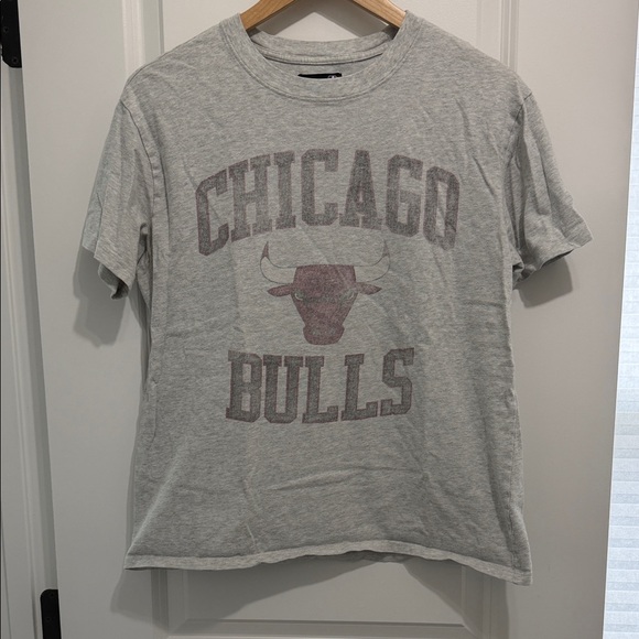 XS. Abercrombie & Fitch NBA - Chicago Bulls T Shirt - Picture 3 of 6